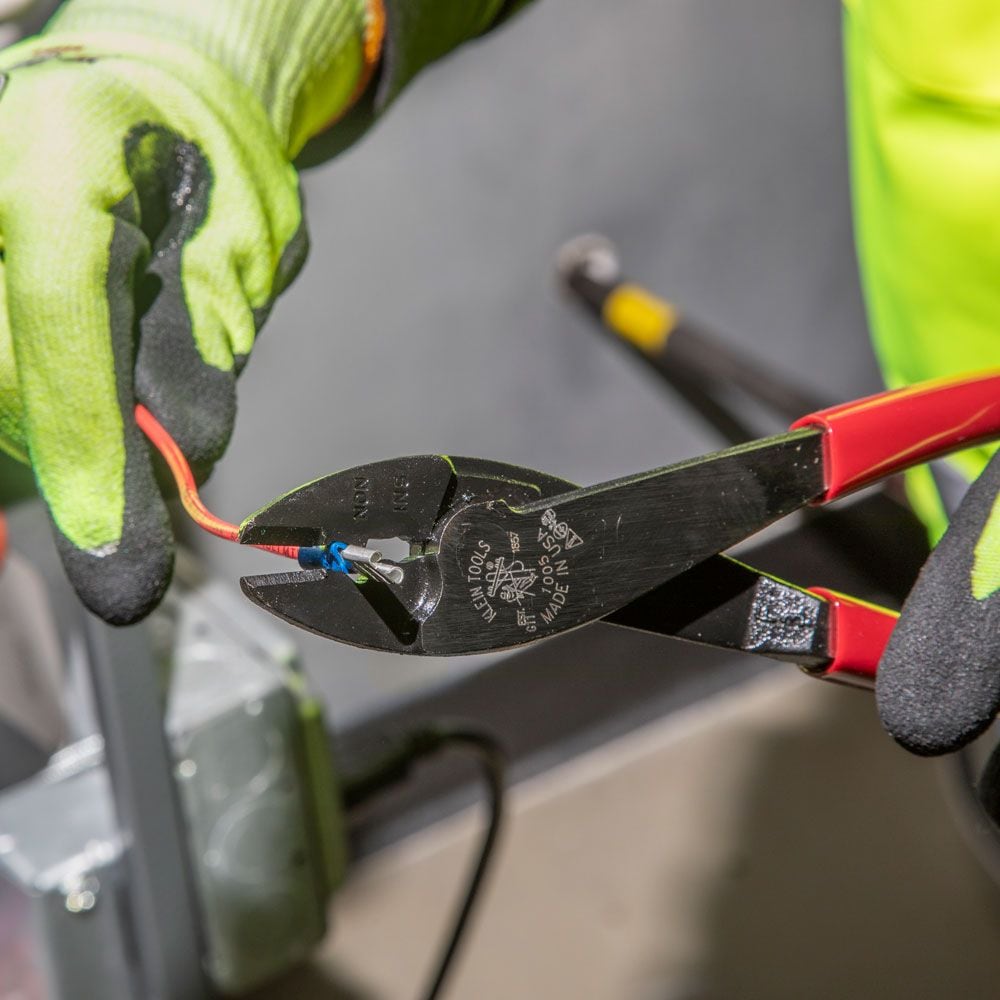 Outil de sertissage et de coupe pour connecteurs