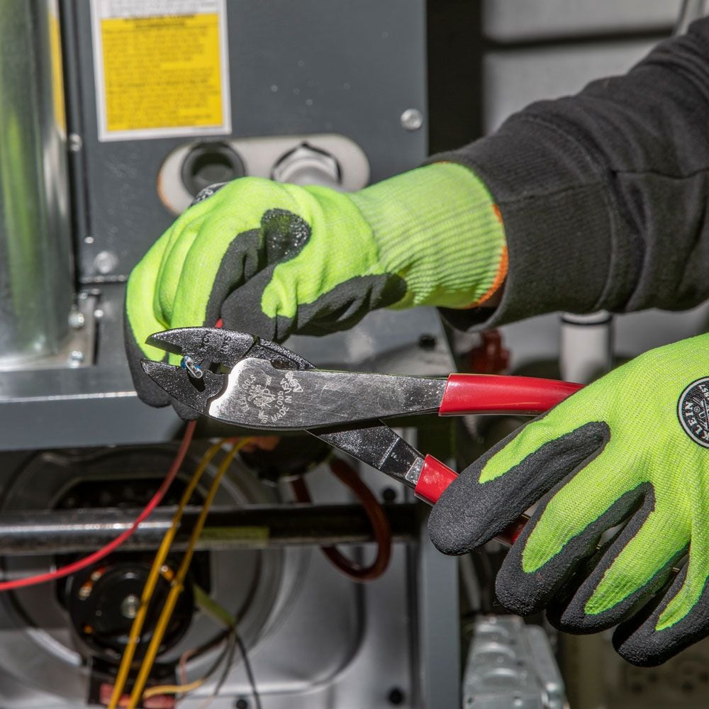 Outil de sertissage et de coupe pour connecteurs