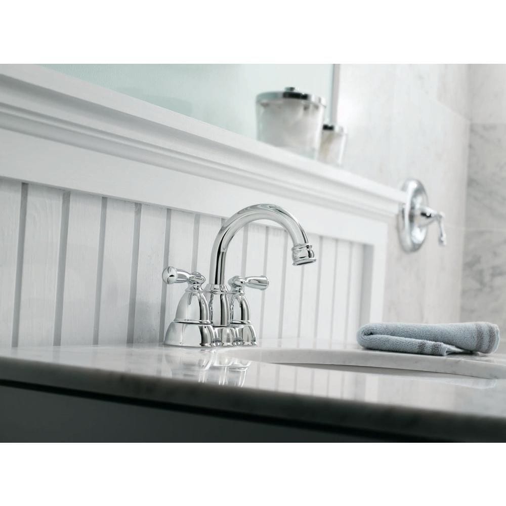 Robinet de lavabo de salle de bain central Banbury à 2 poignées de 4 pouces en chrome (vidange et valve incluses)