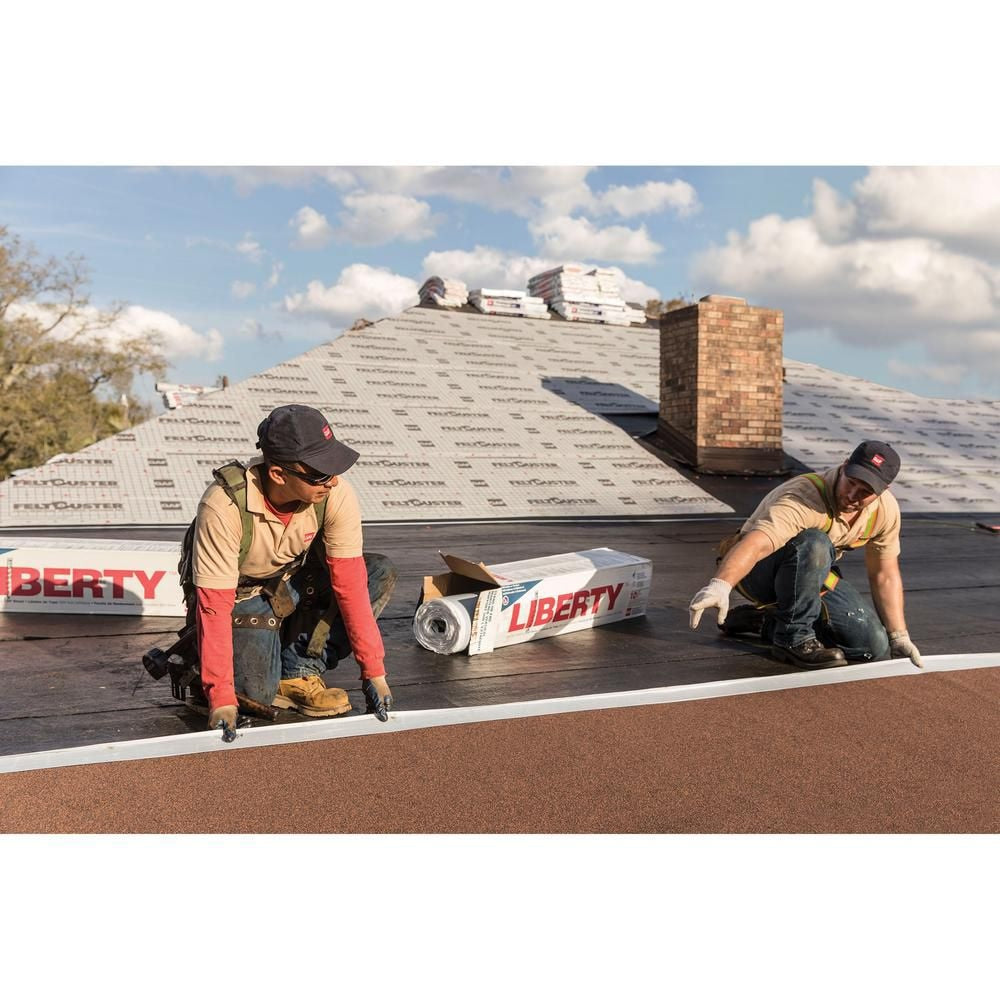 Feuille de finition autoadhésive SBS Liberty de 3 pi x 34 pi (100 pi²) en noir pour toits à faible pente