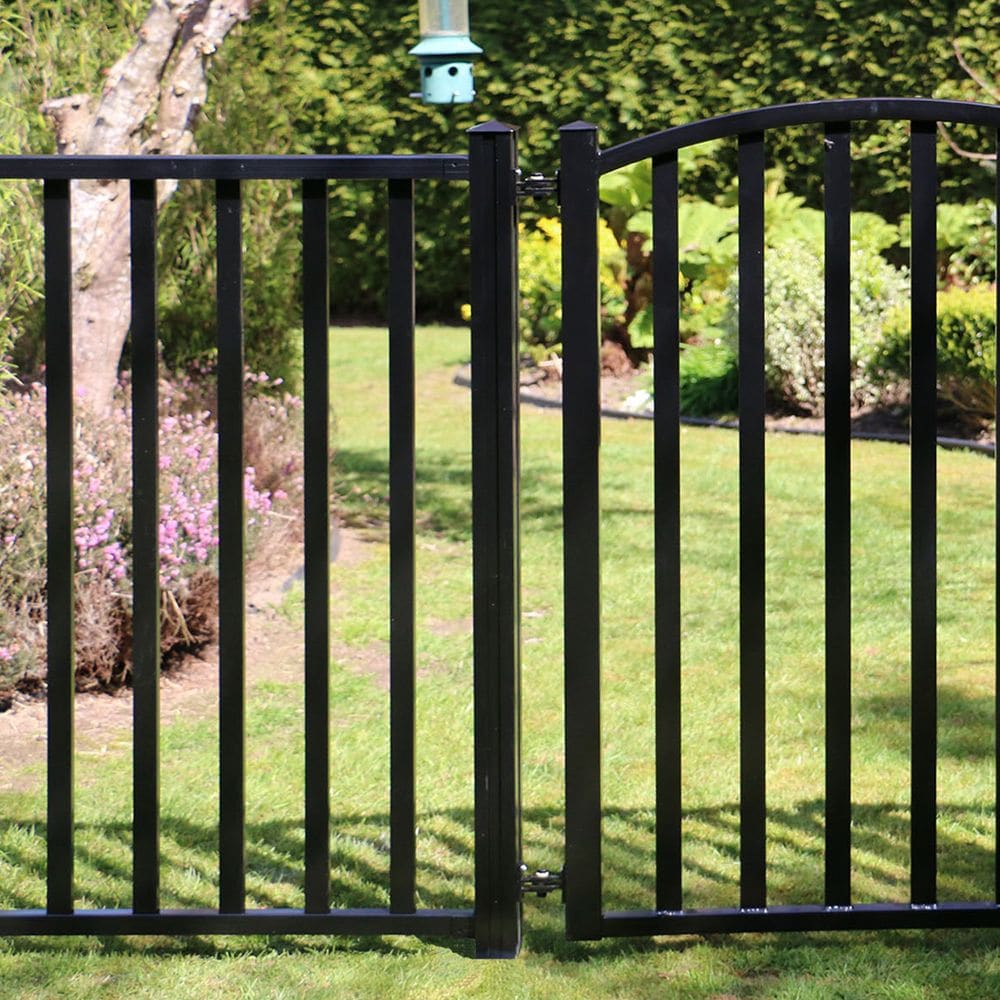 Poteau de clôture en aluminium à surface souple AquatinePLUS de 4 pi de hauteur, noir, pour clôture de piscine