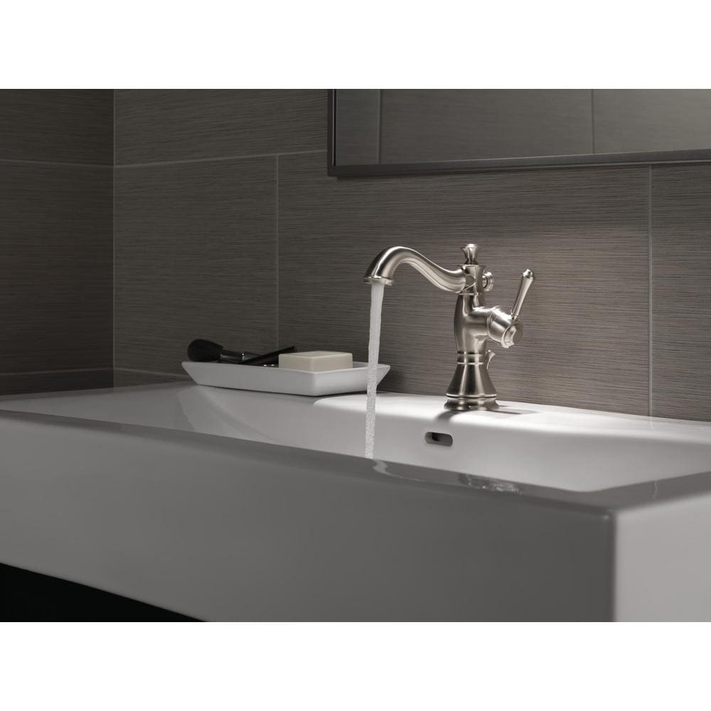 Robinet de lavabo de salle de bain à un trou et à une poignée Cassidy avec bec verseur en cascade et montage sur pont en chrome