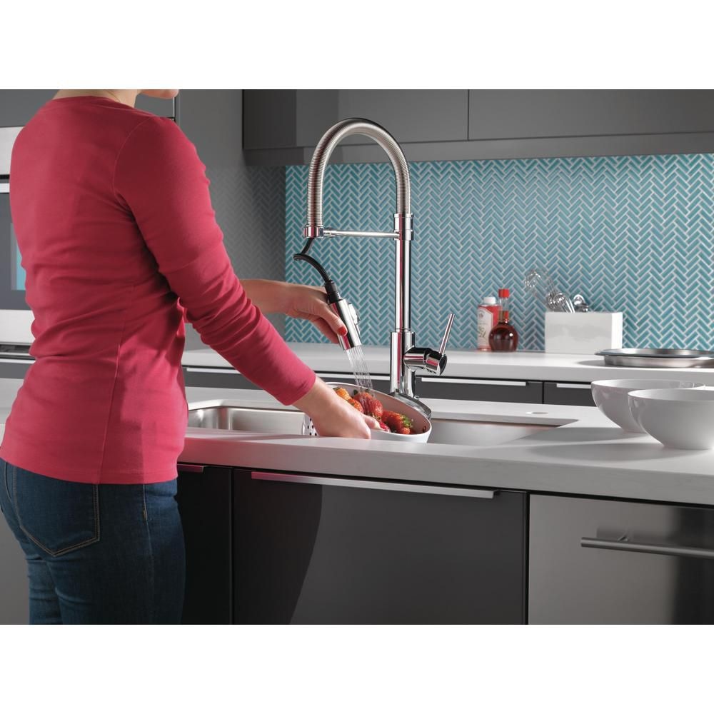 Robinet de cuisine à poignée unique et pulvérisateur rétractable Trinsic Pro avec technologie Touch2O et bec à ressort en chrome
