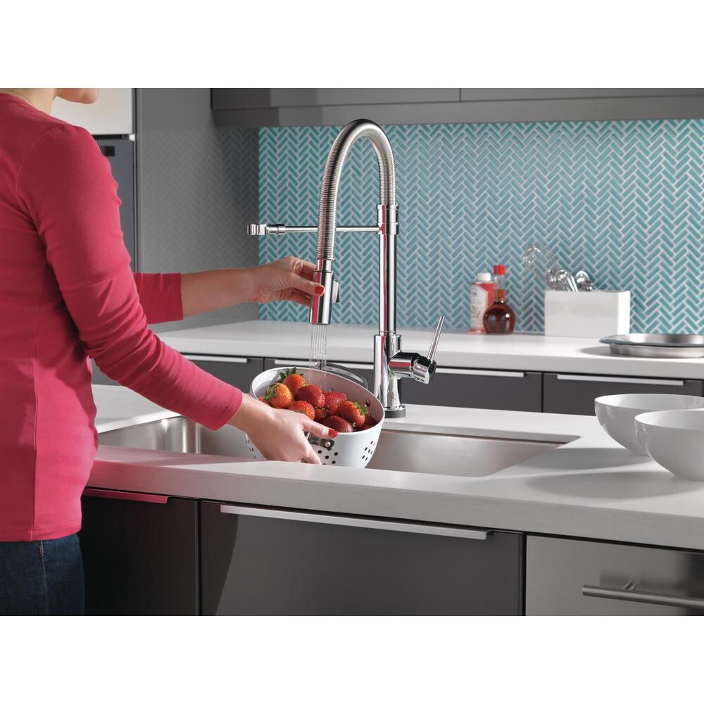 Robinet de cuisine à poignée unique et pulvérisateur rétractable Trinsic Pro avec technologie Touch2O et bec à ressort en chrome