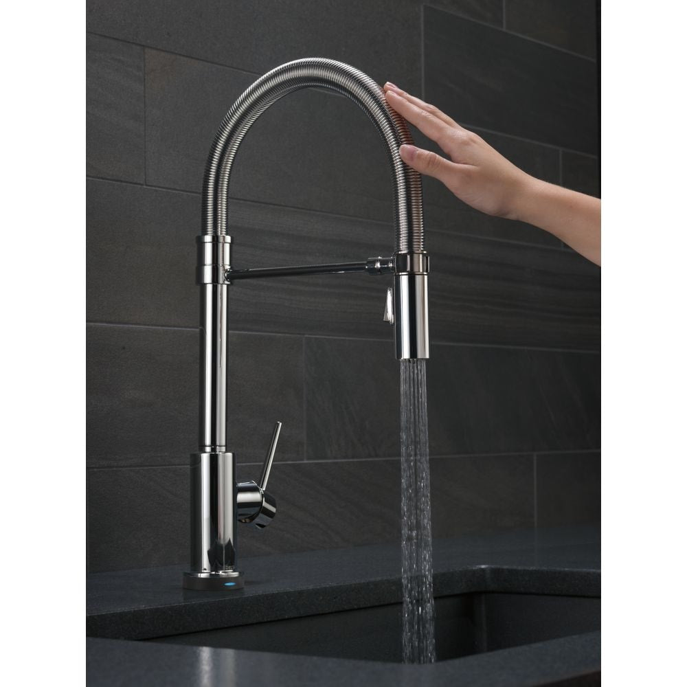 Robinet de cuisine à poignée unique et pulvérisateur rétractable Trinsic Pro avec technologie Touch2O et bec à ressort en chrome