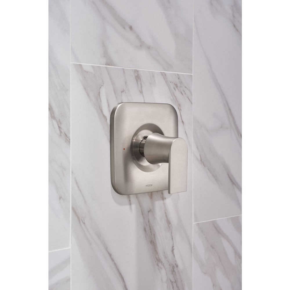 Robinet de baignoire-douche à poignée unique Genta à 1 jet avec pomme de douche à effet pluie en nickel brossé résistant aux taches (robinet inclus)