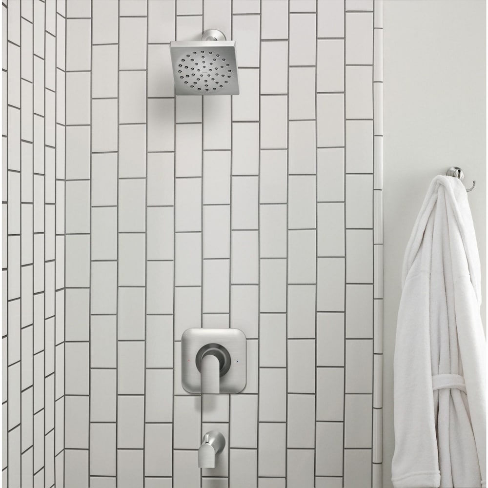 Robinet de baignoire-douche à poignée unique Genta à 1 jet avec pomme de douche à effet pluie en nickel brossé résistant aux taches (robinet inclus)