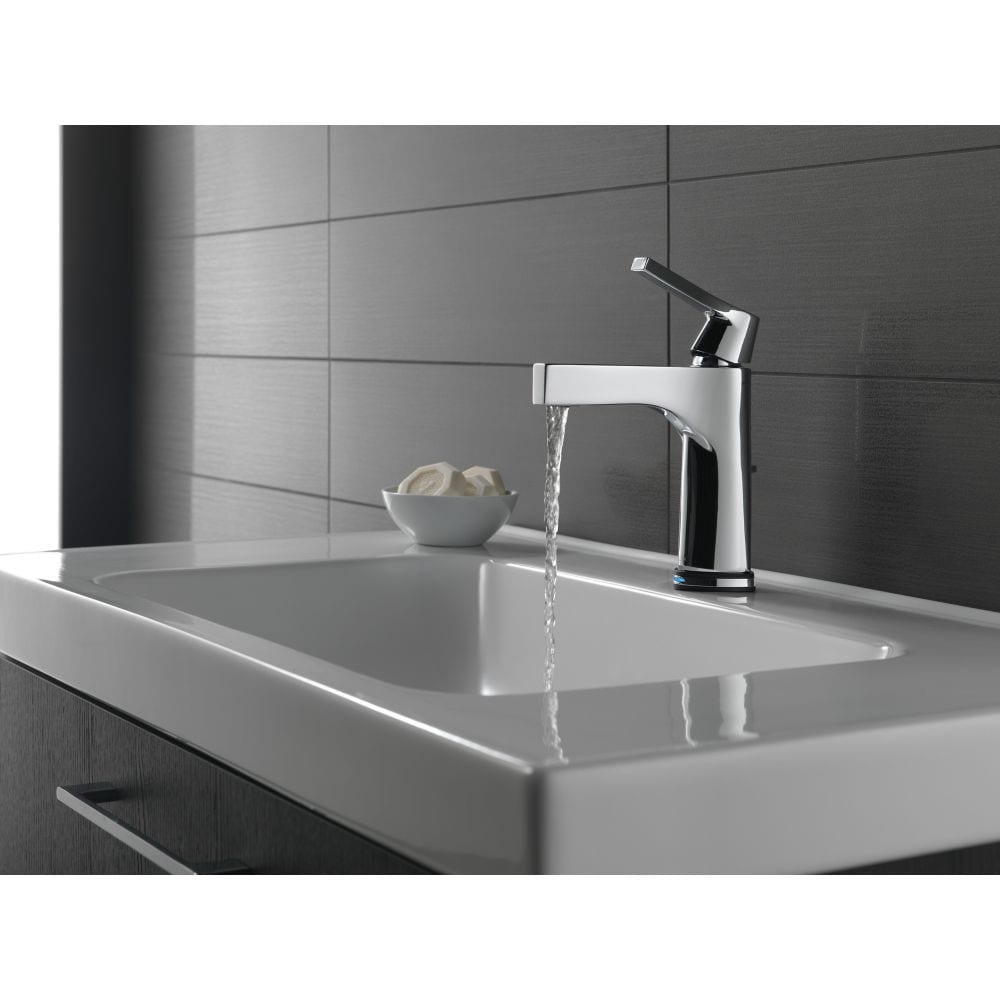 Robinet de lavabo de salle de bain à poignée unique et à trou unique Zura avec support de pont WaterSense en chrome