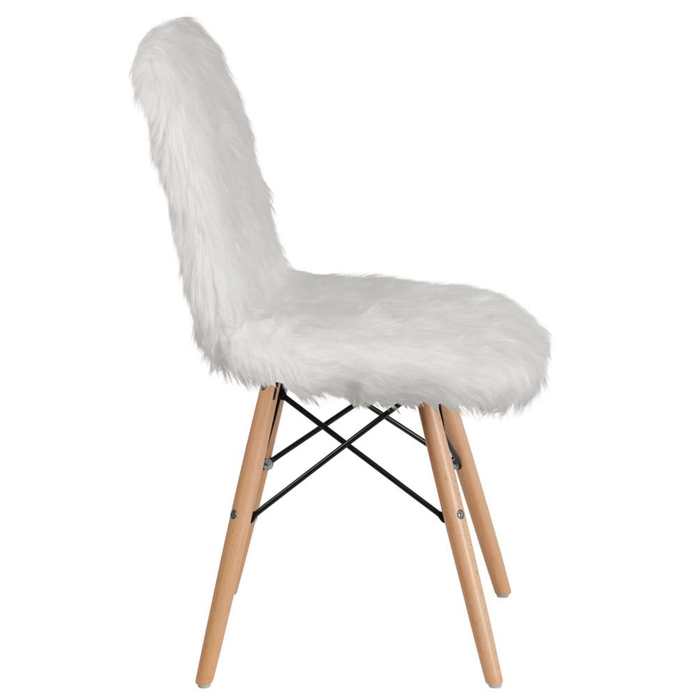 Chaise à poils longs blanche