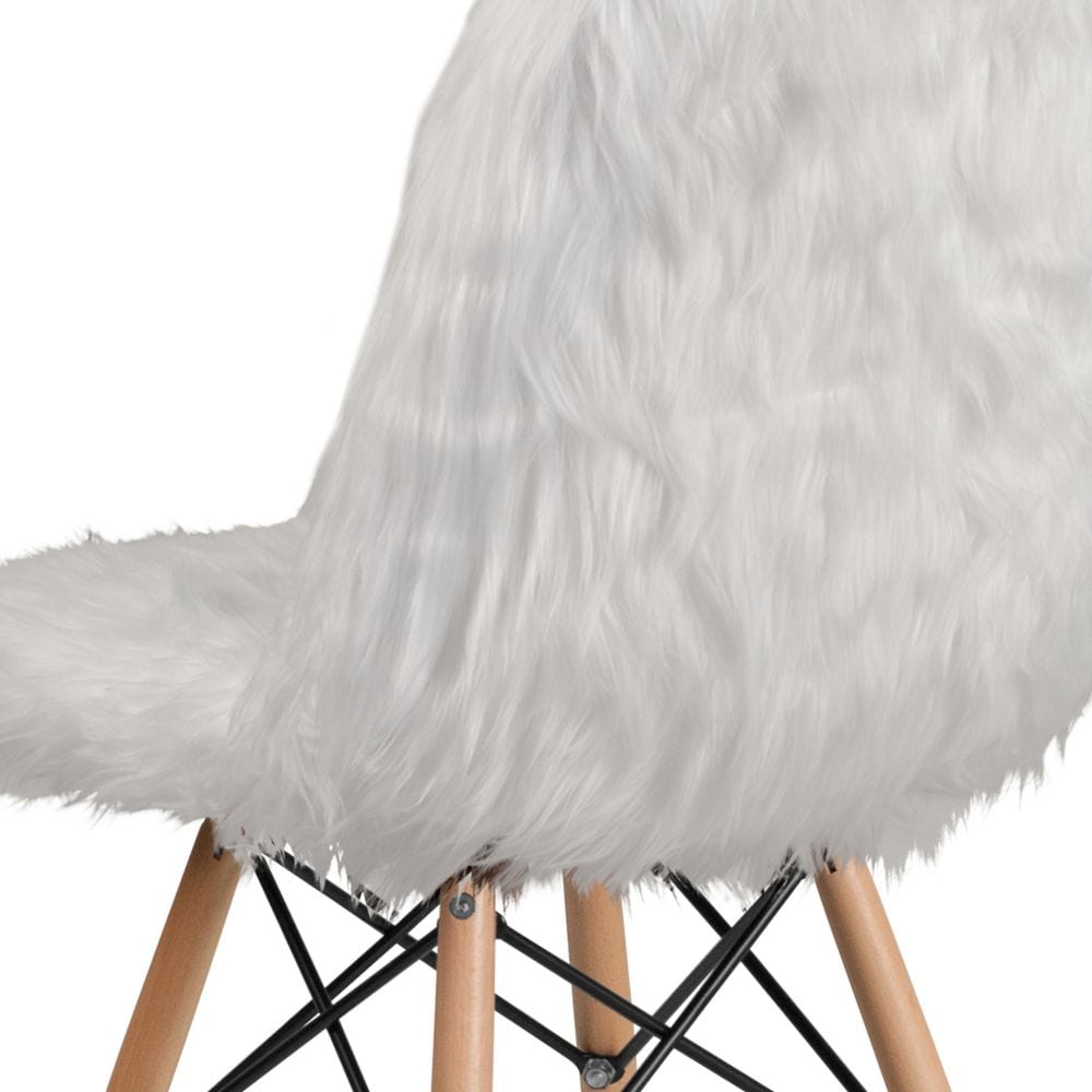 Chaise à poils longs blanche