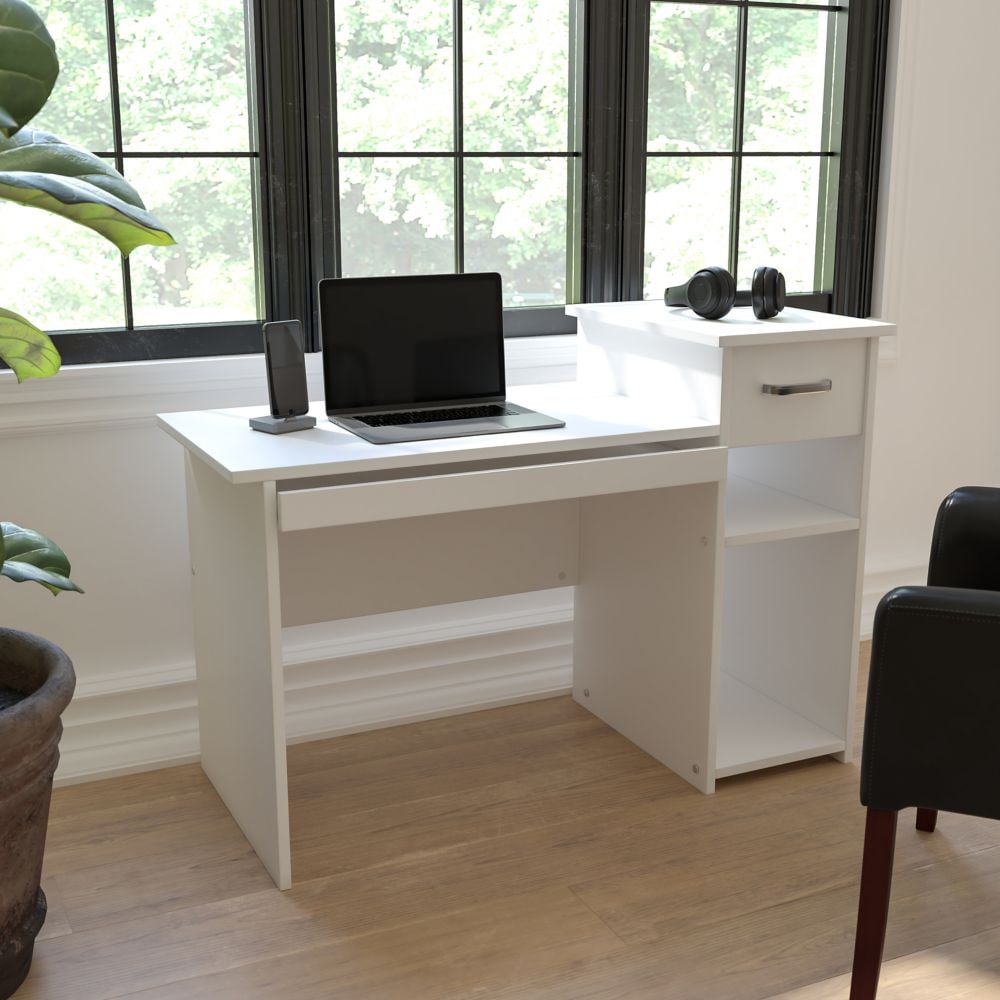 Bureau blanc avec étagères