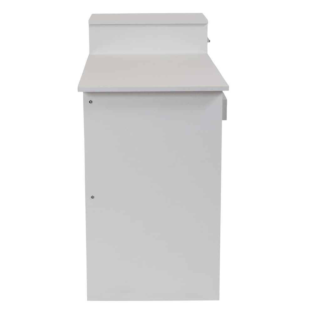 Bureau blanc avec étagères