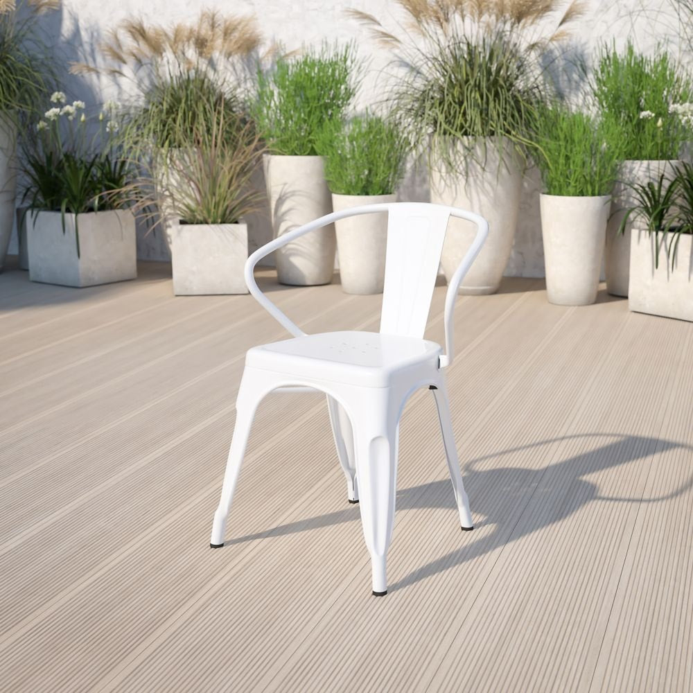 Chaise en métal blanc avec accoudoirs