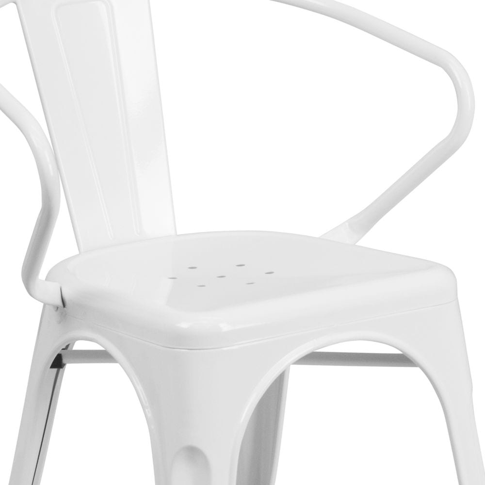 Chaise en métal blanc avec accoudoirs