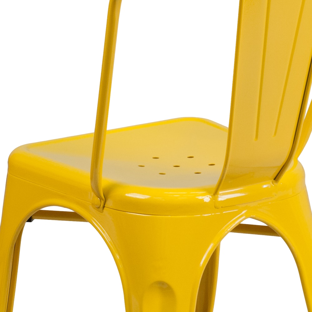 Chaise en métal jaune