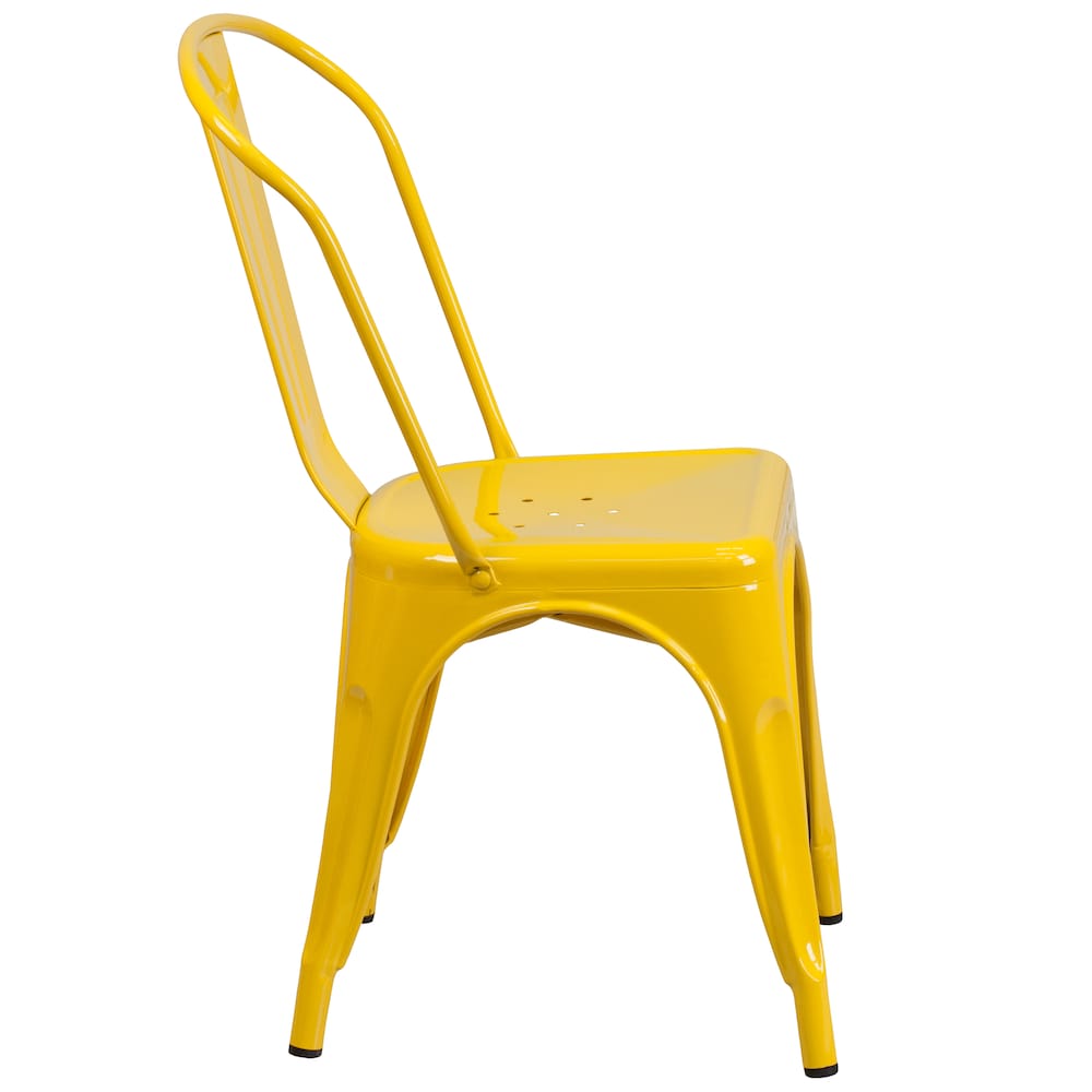 Chaise en métal jaune