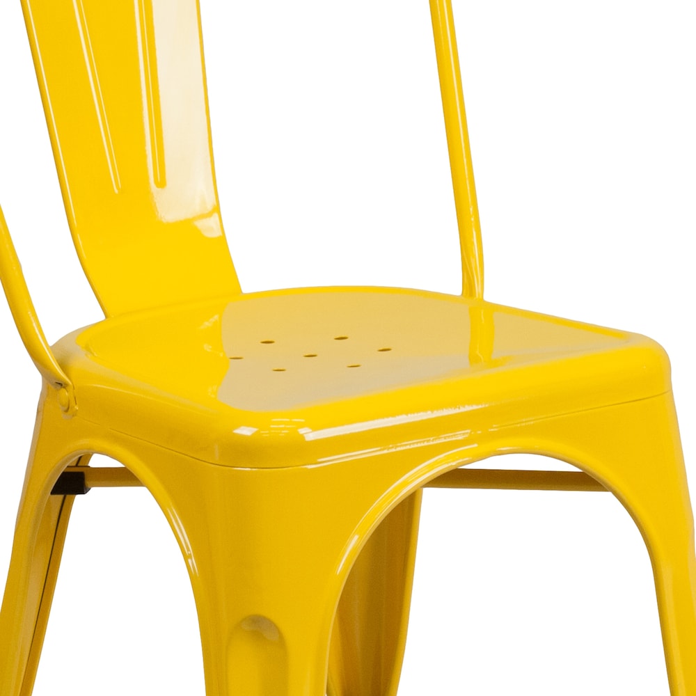 Chaise en métal jaune
