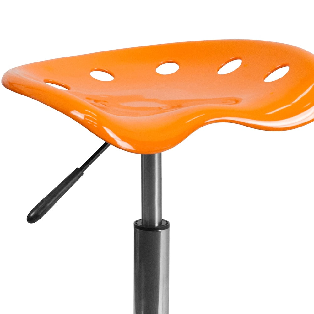 Siège de tracteur orange vif et tabouret chromé