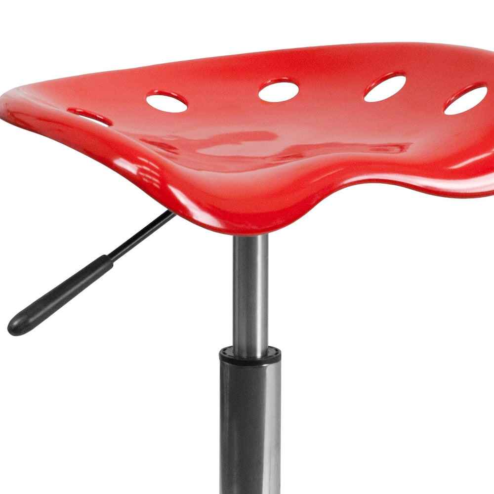 Siège de tracteur rouge vif et tabouret chromé
