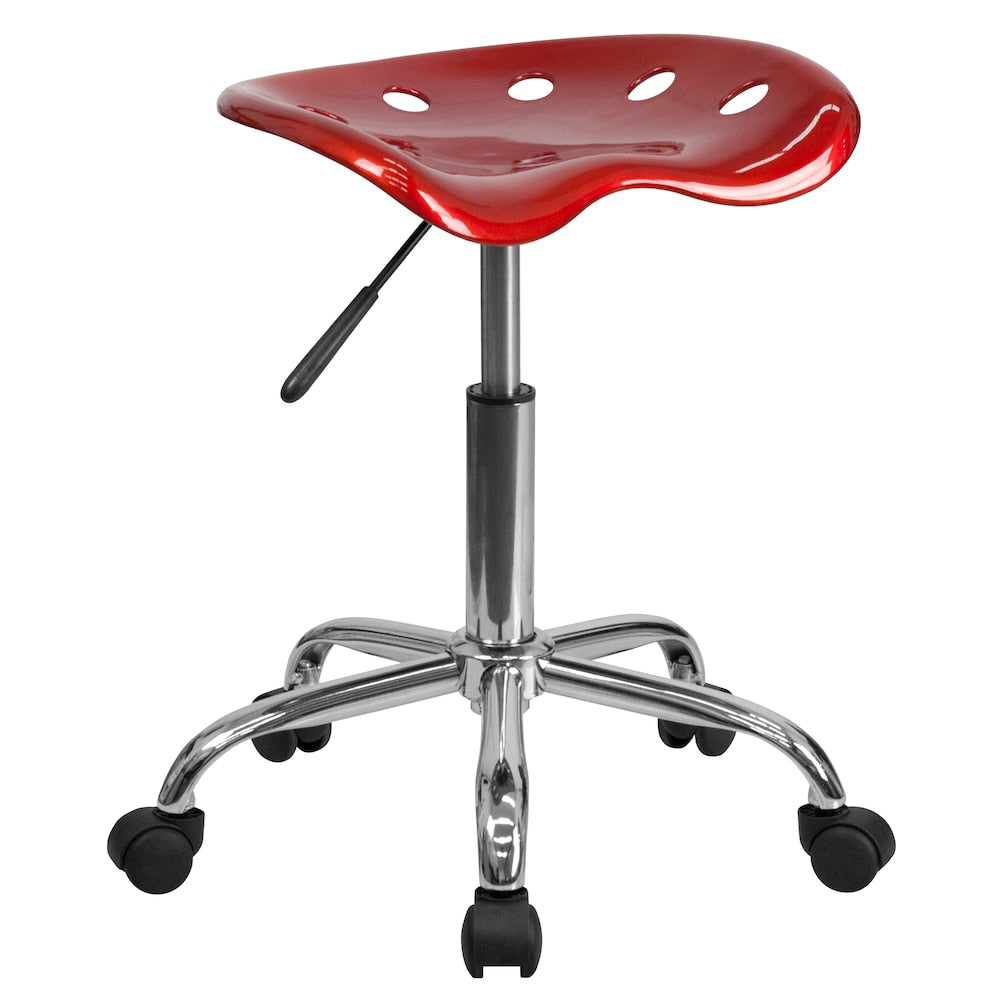 Siège de tracteur rouge vin vibrant et tabouret chromé