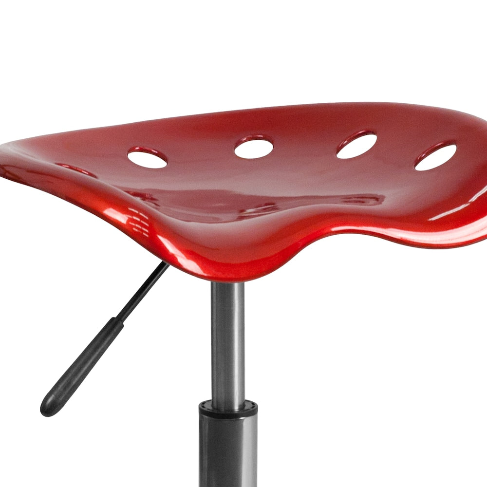Siège de tracteur rouge vin vibrant et tabouret chromé