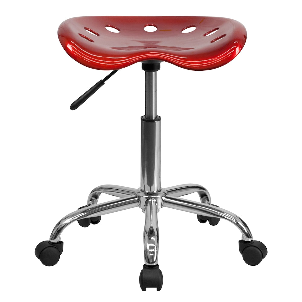 Siège de tracteur rouge vin vibrant et tabouret chromé