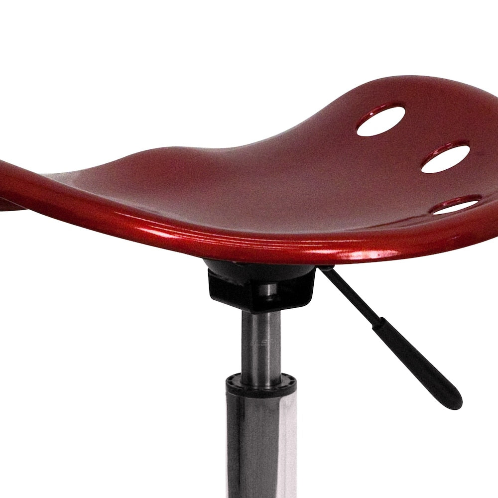 Siège de tracteur rouge vin vibrant et tabouret chromé