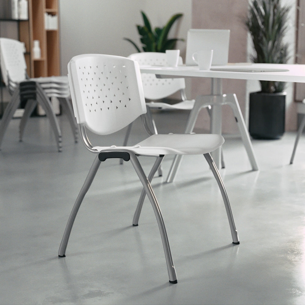 Chaise empilable en plastique blanc