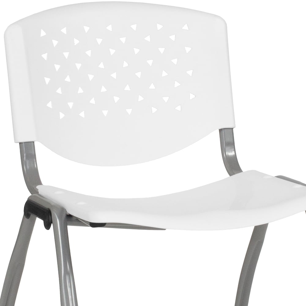 Chaise empilable en plastique blanc