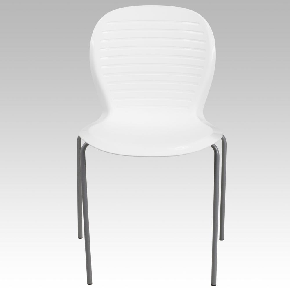 Chaise empilable en plastique blanc