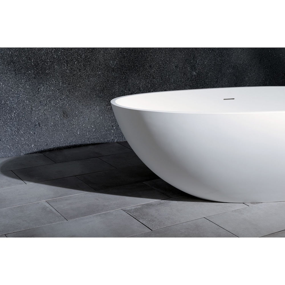 Baignoire autoportante Madalyn de 59 po à fond plat en pierre mate à surface solide en blanc