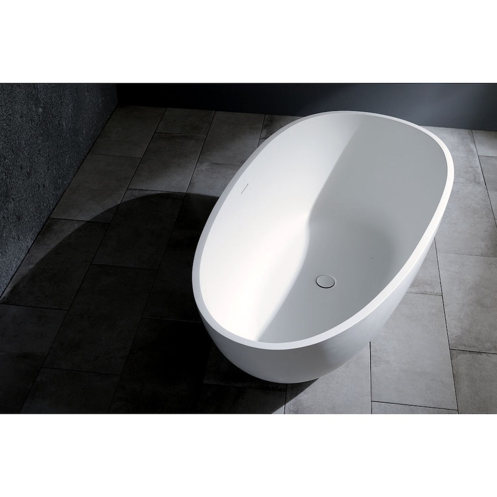 Baignoire autoportante Madalyn de 59 po à fond plat en pierre mate à surface solide en blanc