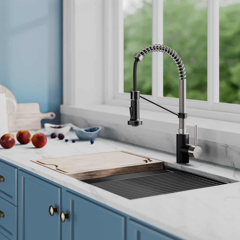 Single Handle Faucet with Dual Function Pull-Down Sprayer in Matte Black