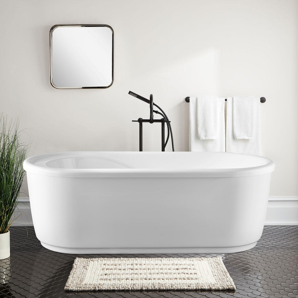 Baignoire autoportante en acrylique de 67 pouces avec trop-plein en chrome poli et drain escamotable VA6909-L