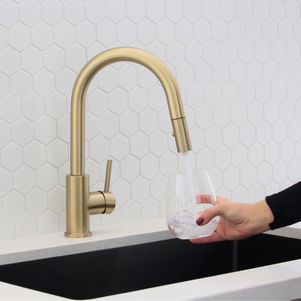 Modern Single Handle Pull down Sprayer Kitchen Faucet in Gold Stainless Steel