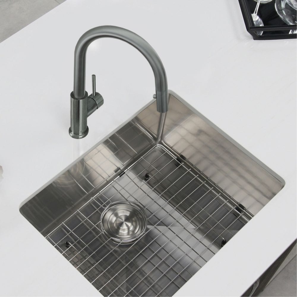 Modern Single Handle Pull down Sprayer Kitchen Faucet in Gunmetal Stainless Steel