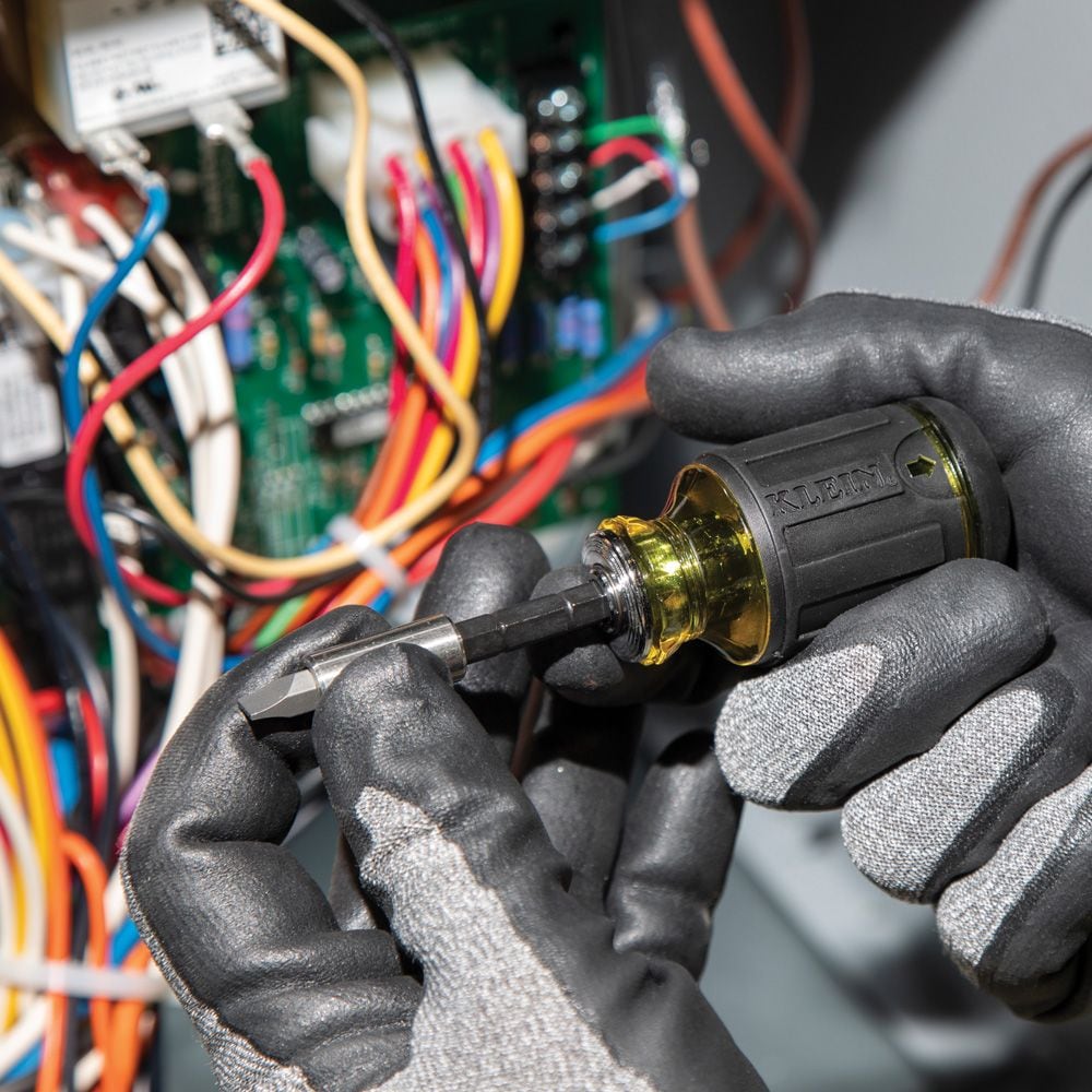 Tournevis tronqué multi-embouts 8 en 1 à longueur réglable