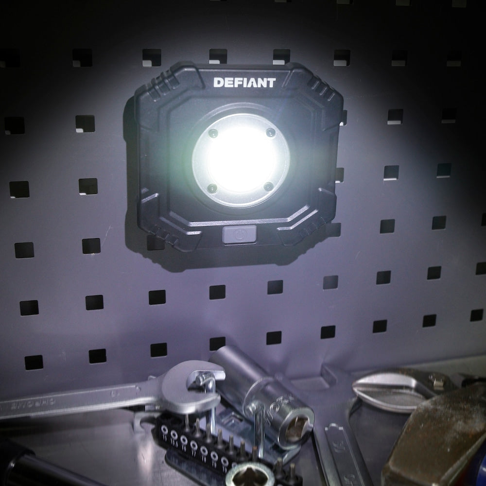 Lampe utilitaire compacte de 600 lumens avec aimant