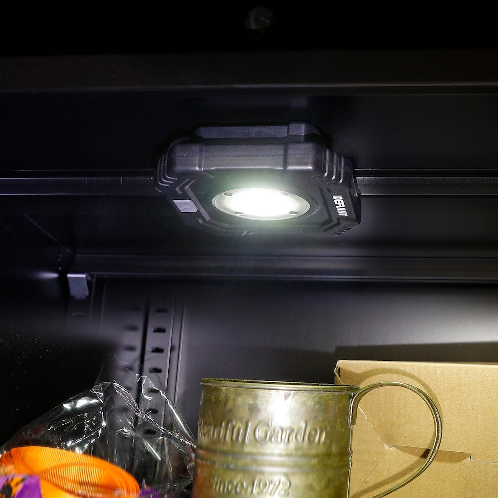 Lampe utilitaire compacte de 600 lumens avec aimant