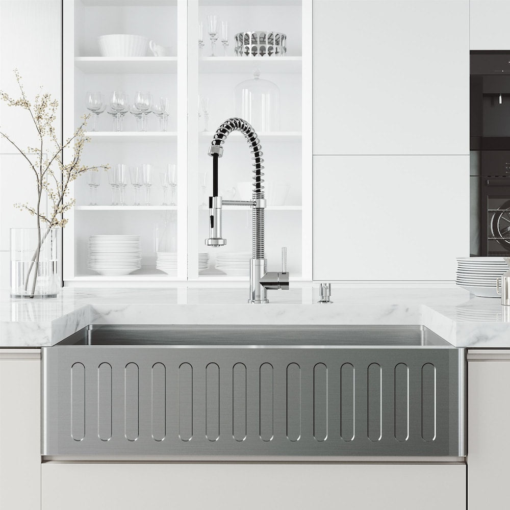 Robinet de cuisine à poignée unique et pulvérisateur rétractable Edison avec distributeur de savon Bolton en chrome