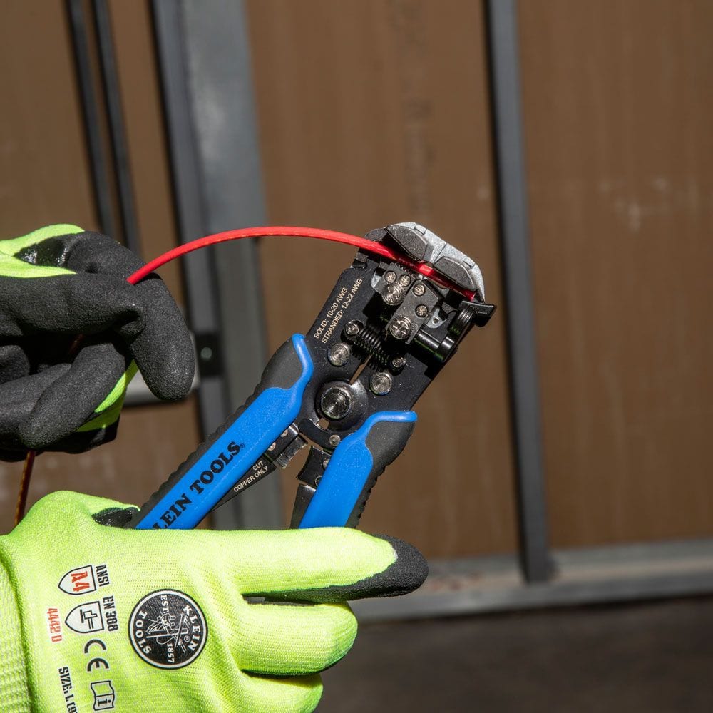 Pince à dénuder et coupe-fil, auto-ajustable