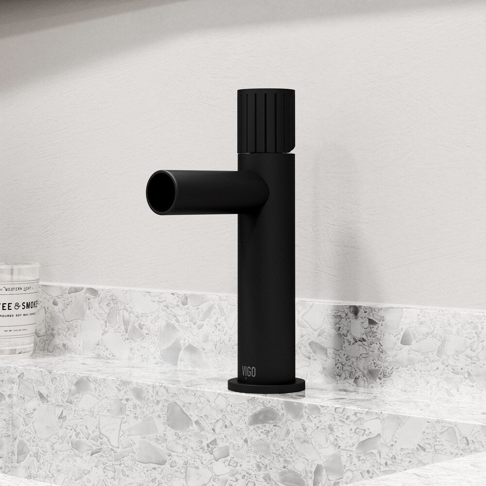 Robinet de salle de bain monotrou à poignée unique Ashford en noir mat