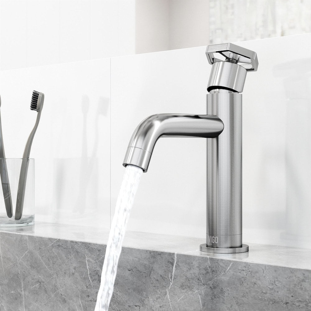 Robinet de salle de bain monotrou à poignée unique Pinnacle de Ruxton en nickel brossé