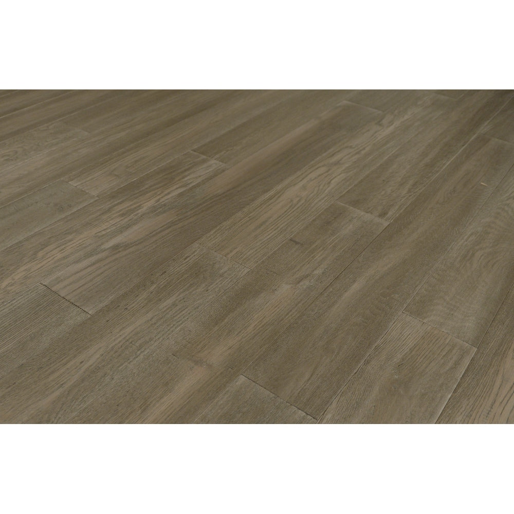 Chêne blanc gris fumée 1/2 po x 5 po x longueur variable Eng. Plancher de bois franc (26,25 pi²/caisse)