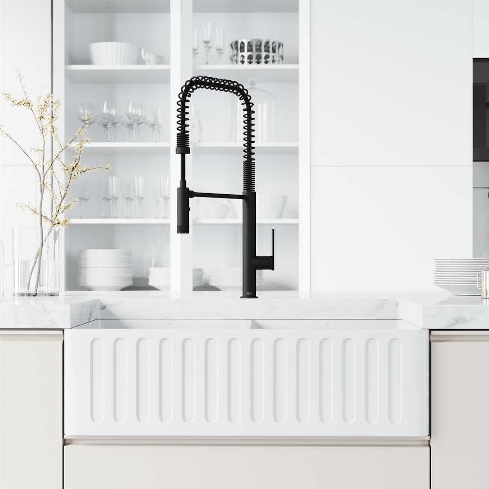 Robinet de cuisine à poignée unique et pulvérisateur rétractable Sterling en noir mat