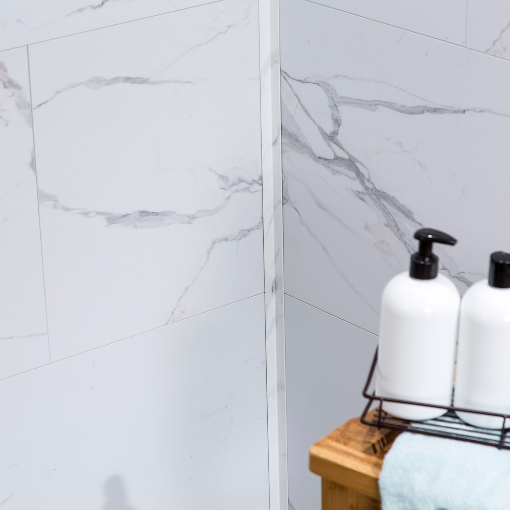 Ensemble de moulures en vinyle marbre Carrara de 0,93 po x 94 po x 0,93 po de Palisade, 3,66 pi2