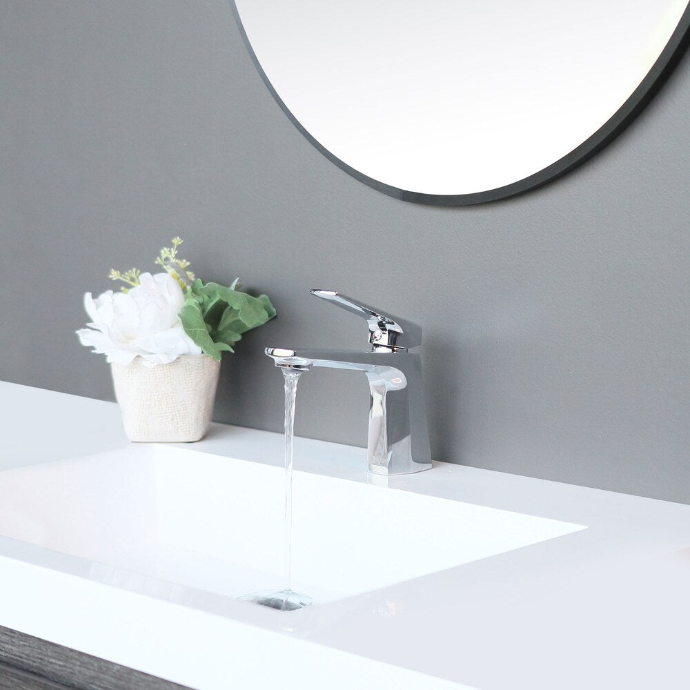 Single Handle Bathroom Faucet in Polished Chrome