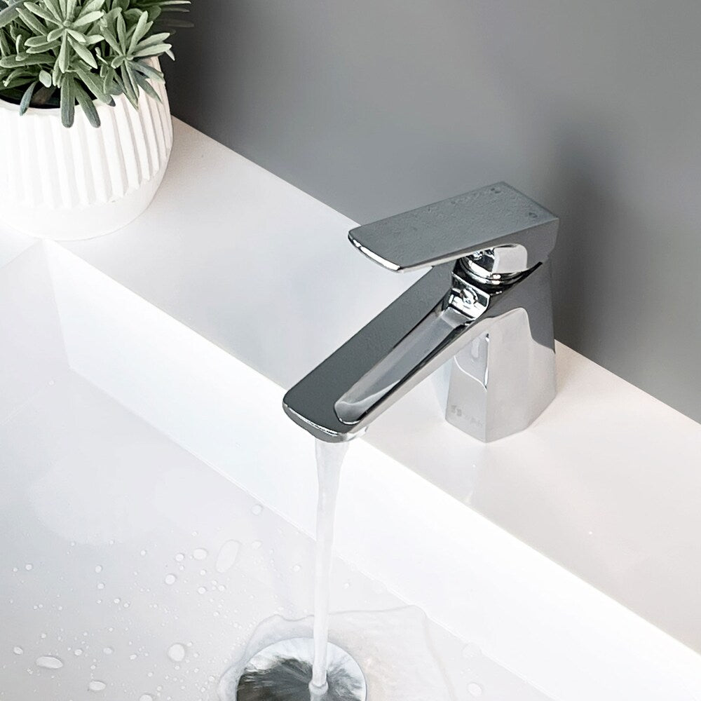 Single Handle Bathroom Faucet in Polished Chrome