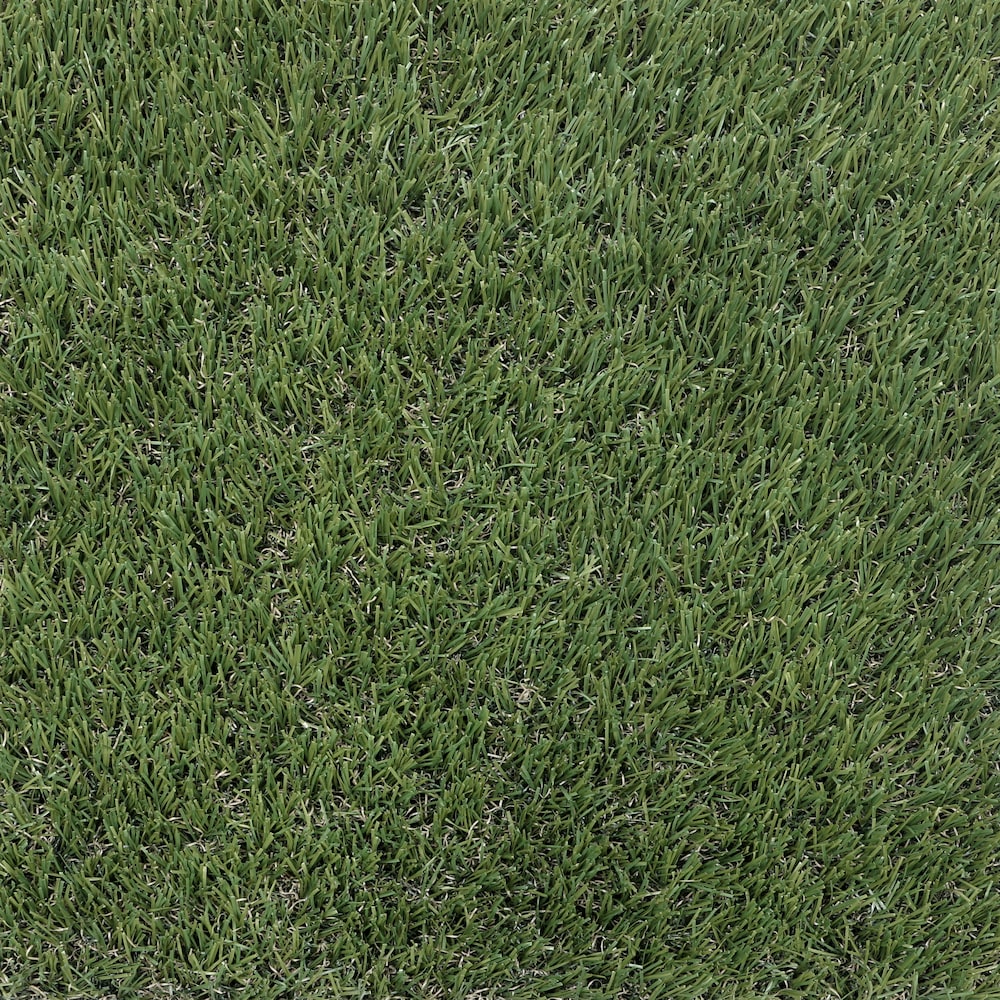 Tapis de gazon artificiel vert prédécoupé Urban Garden de 30 mm, 3,74 pi x 8,66 pi