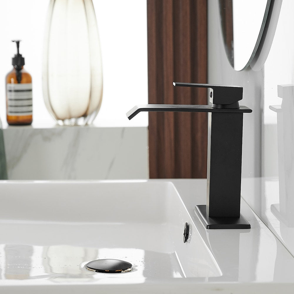 Robinet de salle de bain monotrou à poignée unique et à arc bas 6004 Waterfall avec ensemble de vidange en noir mat